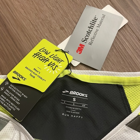 Brooks low light high vis running tank - Picture 3 of 3